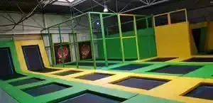 Indoor trampolínová zóna s hernými prvkami pre detské centrá